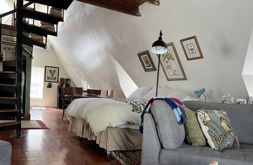 Eustis Apartment | Pet-Friendly Retreat at Carriage House Loft with Ocean View
