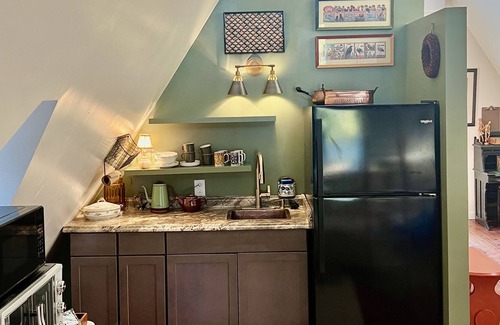 Eustis Apartment | Pet-Friendly Retreat at Carriage House Loft with Ocean View
