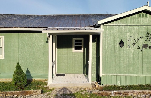 Council House | Carriage House nPerfect 2-bedroom house with AC in charming Lebanon.