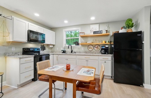 Milford Apartment | Pet-Friendly Carriage House Retreat with Top Guest Ratings