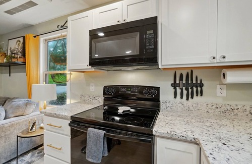 Milford Apartment | Pet-Friendly Carriage House Retreat with Top Guest Ratings