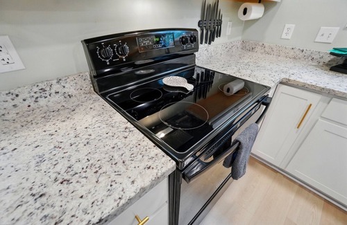 Milford Apartment | Pet-Friendly Carriage House Retreat with Top Guest Ratings