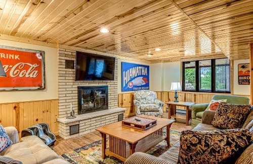 Lac du Flambeau House | Discover Carroll's Cabin: Pet-Friendly Family Retreat