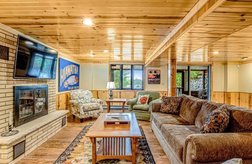 Lac du Flambeau House | Discover Carroll's Cabin: Pet-Friendly Family Retreat