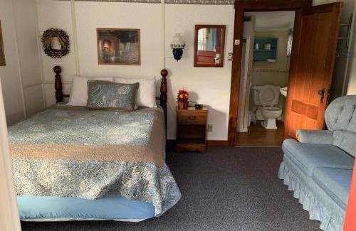 Twin Mountain Hotel | Beachfront Carroll Motel & Cottages with Poolside Fun