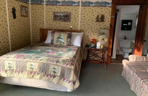 Twin Mountain Hotel | Beachfront Carroll Motel & Cottages with Poolside Fun