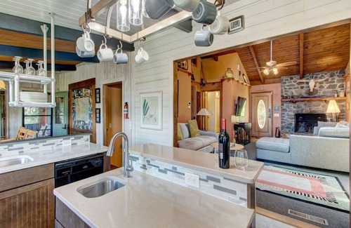 Dahlonega House | Discover Carson's Run on Cedar Mountain: Pet-Friendly Retreat