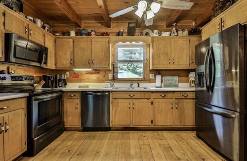 Ellijay Cabin | Adventure Awaits at Cartecay Riverhouse with Pet-Friendly Perks