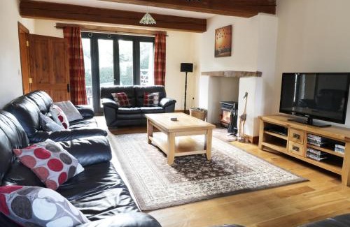 Chudleigh House | Discover Carthorse Cottage: Family-Friendly with Private Pool
