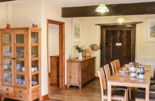 Chudleigh House | Discover Carthorse Cottage: Family-Friendly with Private Pool