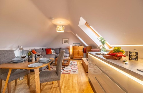 Hoveton House | Pet-Friendly Retreat at Cartshed Lodge in Nature's Embrace
