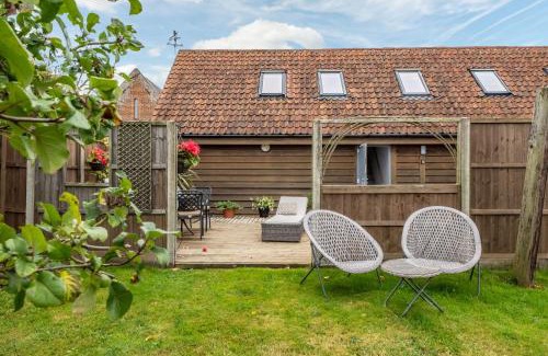 Hoveton House | Pet-Friendly Retreat at Cartshed Lodge in Nature's Embrace