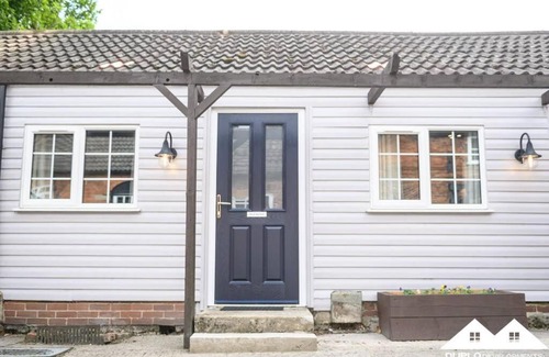 Retford House | Family-Friendly Carver Apartment at West Drayton Farm