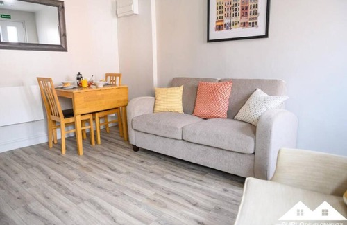 Retford House | Family-Friendly Carver Apartment at West Drayton Farm