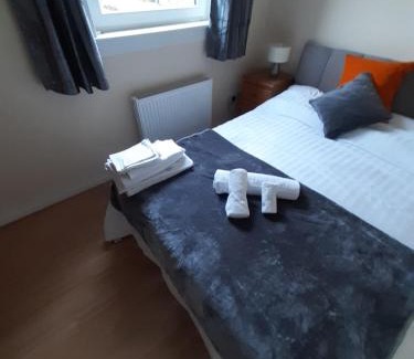 Grangemouth Apartment | Spacious Carvetii - Stuart House: Family & Pet Friendly Stay