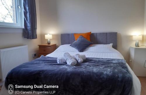 Grangemouth Apartment | Spacious Carvetii - Stuart House: Family & Pet Friendly Stay