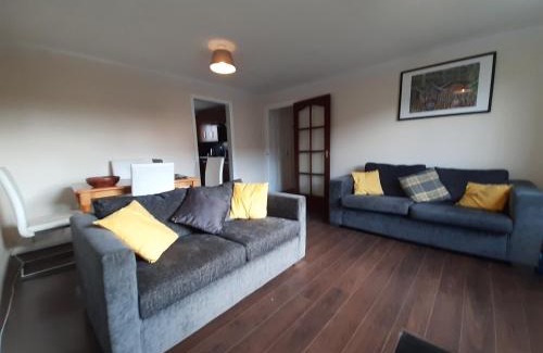 Grangemouth Apartment | Spacious Carvetii - Stuart House: Family & Pet Friendly Stay