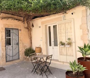 Noto Historic Centre Apartment | CASì: Pet and Child-Friendly Retreat with 9.8/10 Rating