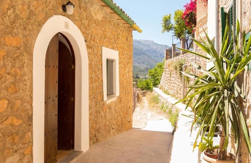 Fornalutx Villa | Discover Cas decu: Family-Friendly Retreat with High Ratings
