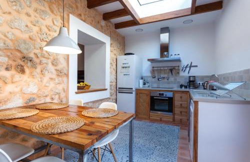 Porreres House | Experience Cas Guitarró: Pet-Friendly Retreat with Hot Tub