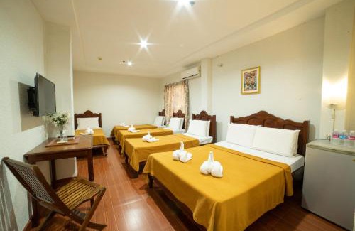 Puerto Princesa City Centre Hotel | Relax at Casañas Suites: Family-Friendly with Pool Access