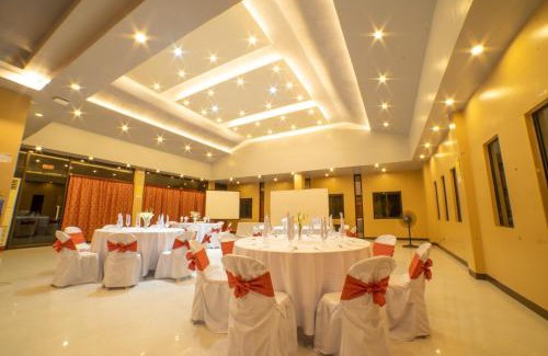 Puerto Princesa City Centre Hotel | Relax at Casañas Suites: Family-Friendly with Pool Access