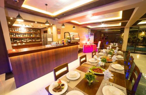 Puerto Princesa City Centre Hotel | Relax at Casañas Suites: Family-Friendly with Pool Access