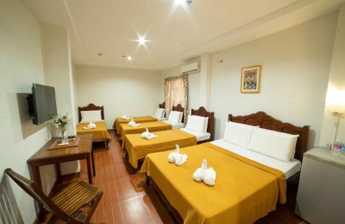Puerto Princesa City Centre Hotel | Relax at Casañas Suites: Family-Friendly with Pool Access