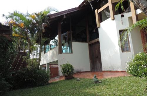 Martim de Sa House | Beachside Retreat: Casa Near Martim de Sá with Spa & Ocean View