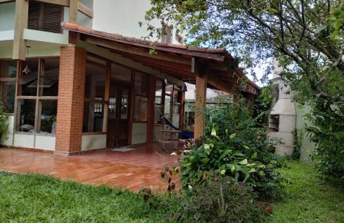 Martim de Sa House | Beachside Retreat: Casa Near Martim de Sá with Spa & Ocean View
