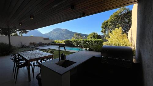Teresopolis House | Elegant Casa com 4 Suítes na Serra C8 - Pet Friendly Getaway