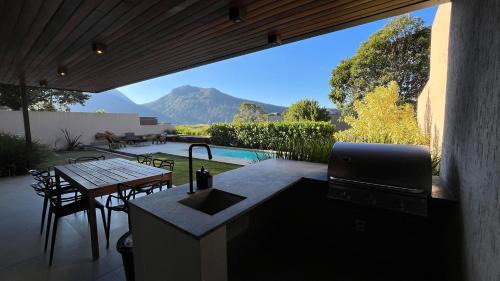 Teresopolis House | Elegant Casa com 4 Suítes na Serra C8 - Pet Friendly Getaway