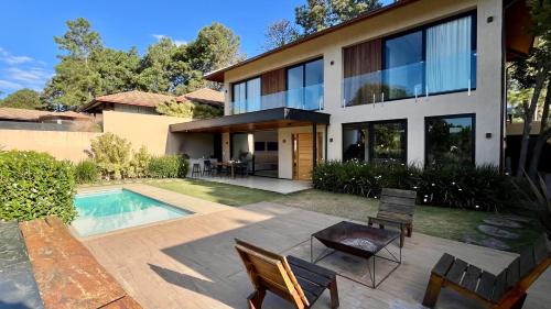 Teresopolis House | Elegant Casa com 4 Suítes na Serra C8 - Pet Friendly Getaway