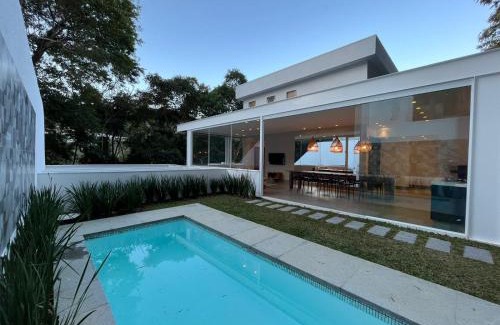 Teresopolis House | Elegant Casa 10: Pet-Friendly with Pool & Breakfast Options