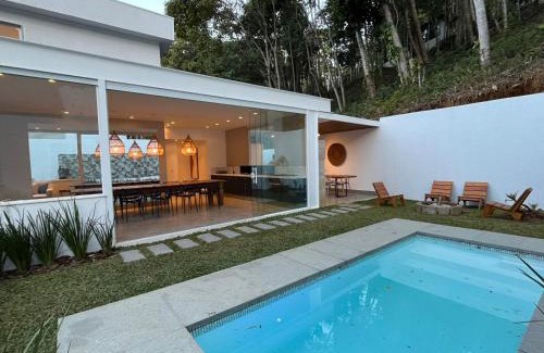 Teresopolis House | Elegant Casa 10: Pet-Friendly with Pool & Breakfast Options