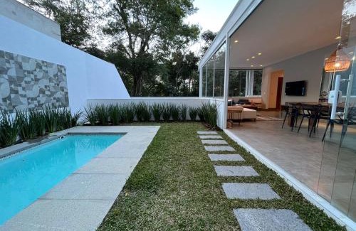 Teresopolis House | Elegant Casa 10: Pet-Friendly with Pool & Breakfast Options