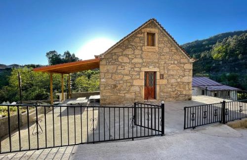O Freixo House | Casa 2 Gallos - Guest Rated 9.5, Pet & Child Friendly Retreat