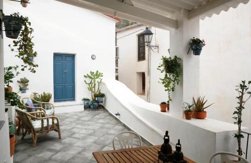Polopos Apartment | Discover Casa 3 Guesthouse: Oceanfront Retreat with Amenities