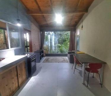 Sambaqui Apartment | Beachside Retreat: Casa a 100m da Praia with Ocean View