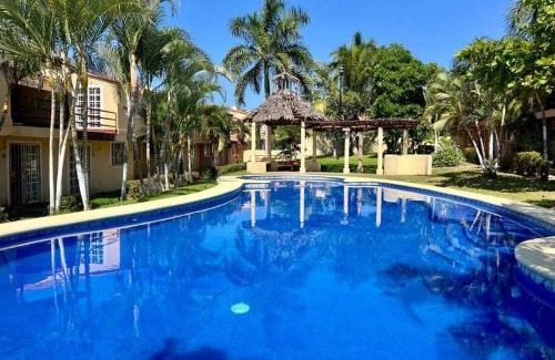 Ixtapa House | Sunny Retreat: Casa a 7 Min from Playa with Pool & Pets