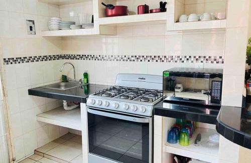 Ixtapa House | Sunny Retreat: Casa a 7 Min from Playa with Pool & Pets