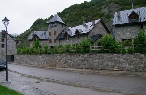 Sallent de Gallego Cottage | CASA ABADIA: Family Retreat with Spa & Hot Tub Amenities