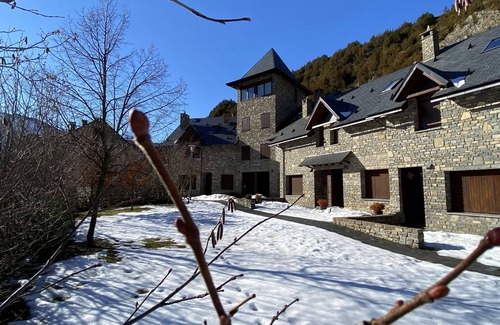 Sallent de Gallego Cottage | CASA ABADIA: Family Retreat with Spa & Hot Tub Amenities
