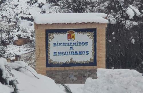 Enguidanos House | Discover Casa Abuelo Lorenzo: Family-Friendly Getaway
