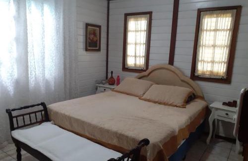 Ribeirao da Ilha House | Family-Friendly Casa Agradável, Steps from Praia Freguesia