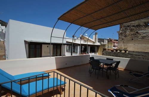 Canneto Apartment | Relax at Casa Al Mar Canneto: Family-Friendly Retreat