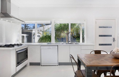 Wamberal House | CASA AL MARE | Beachside Retreat with Ocean Views & Wi-Fi