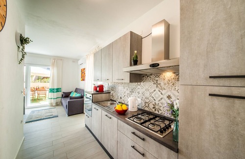 Lu Bagnu House | Seaside Retreat with Private Parking and Ocean View