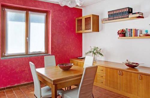 Montemezzo Apartment | Discover Casa Alan: Pet-Friendly Stay with Great Reviews