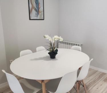 Tudela Apartment | Casa Alberto: Family-Friendly Stay with Breakfast Included